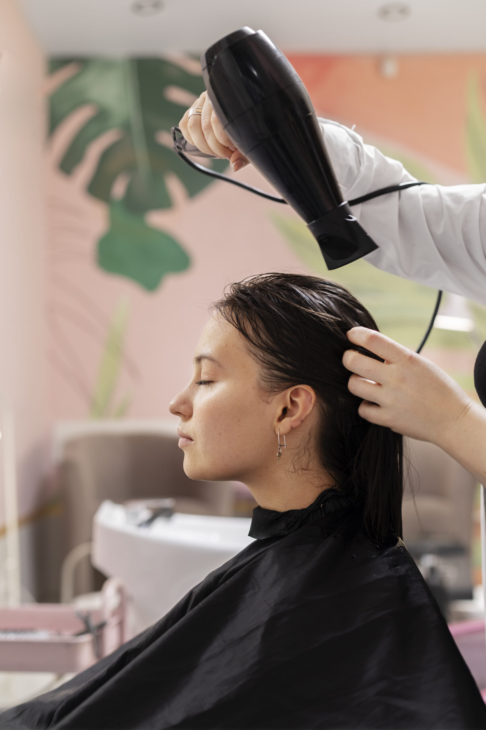 woman-getting-treatment-hairdresser-shop (1)